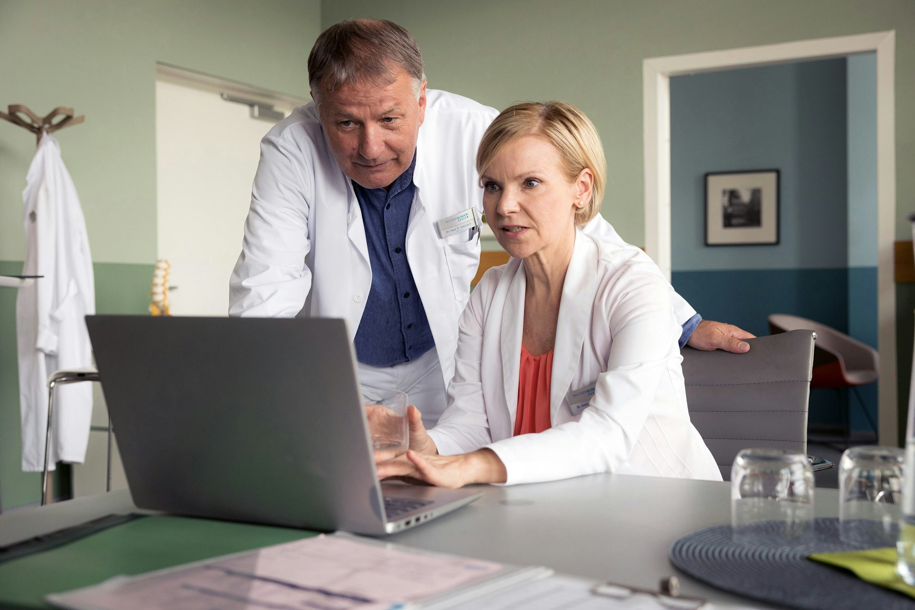 Werden sie nun endlich in der Serie „In aller Freundschaft“ heiraten? Dr. Kathrin Globisch (Andrea Kathrin Loewig) und Dr. Roland Heilmann (Thomas Rühmann) versuchen zunächst das Leben eines Jungen zu retten.