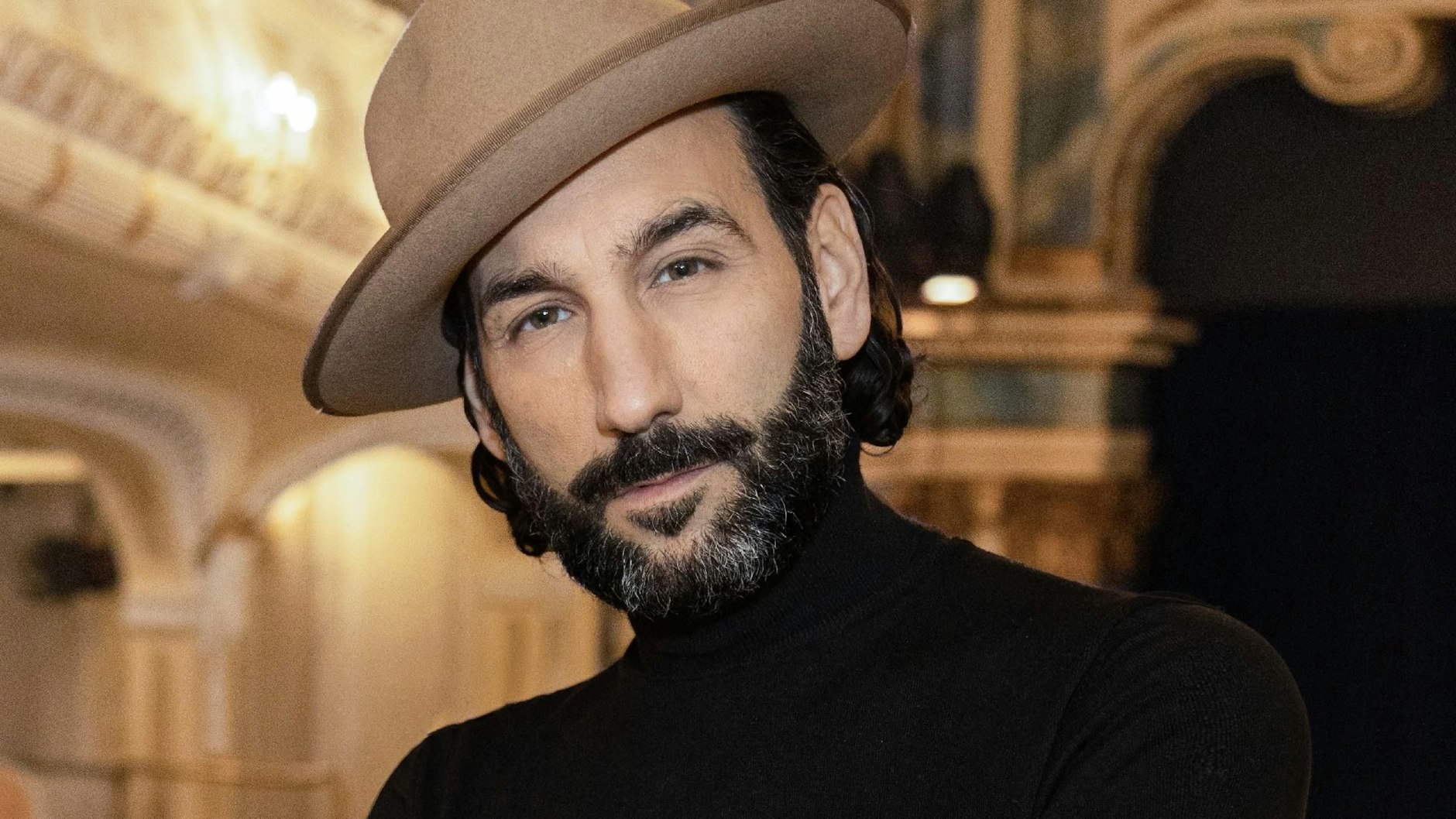 Massimo Sinato ist wieder bei „Let’s Dance“ dabei, tanzt seinen Auftakt-Tanz in der Kennenlernshow mit GZSZ-Star Chryssanthi Kavazi, Back-Fee Sally Özcan und „LOL“-Star Abdelkarim und seinen Profi-Kollegen Vadim Garbuzov&nbsp;und Ekaterina Leonova.