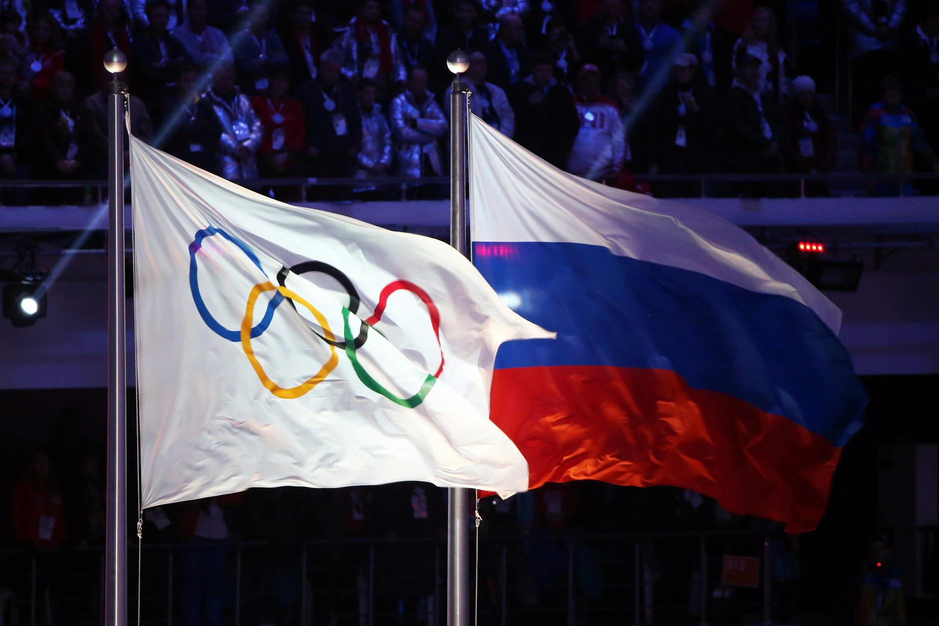Die olympische (l.) und die russische Flagge (r.)