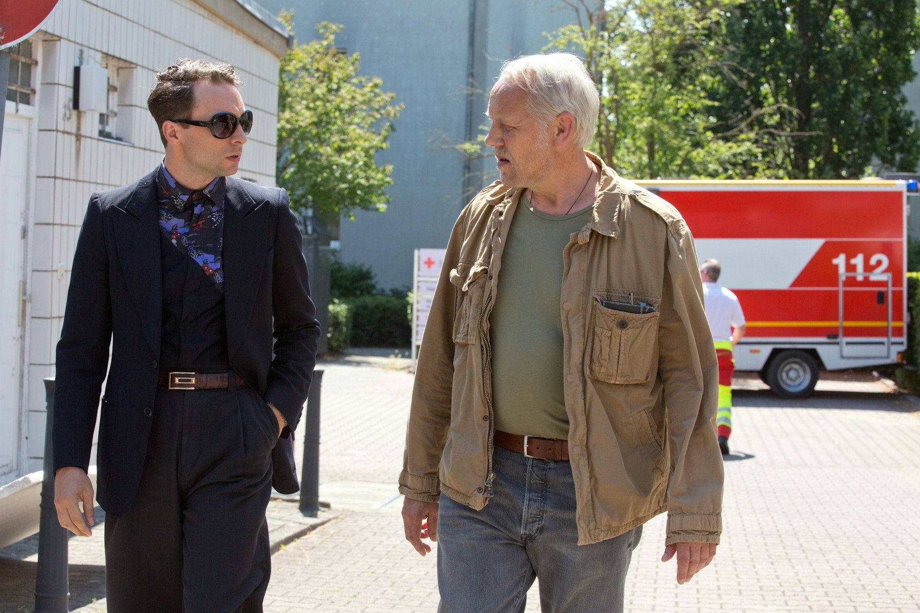 Fashionpolice! Kommissaranwärter Vincent Ross (André Kaczmarczyk, l.) bekommt von Kriminalkommissar Karl Rogov (Frank Leo Schröder, r.) Unterstützung bei den Ermittlungen zum Mord an einem polnischen Pilgerer.