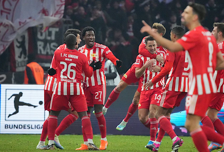dpatopbilder - Unions Spieler bejubeln das 2:0.  