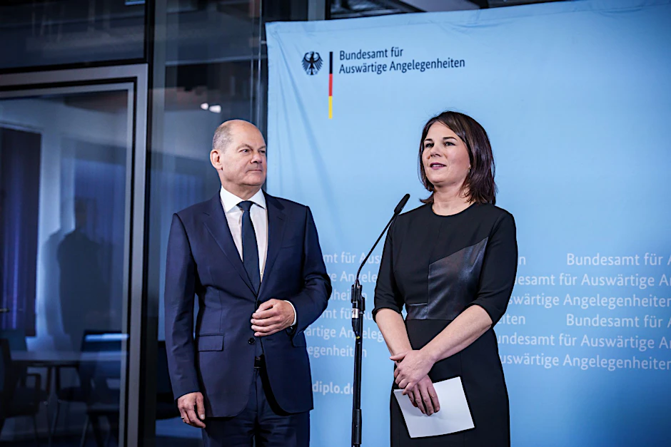 ARCHIV - «Soll ich jetzt von Liebe sprechen? Nein»: Bundeskanzler Olaf Scholz und Annalena Baerbock.  