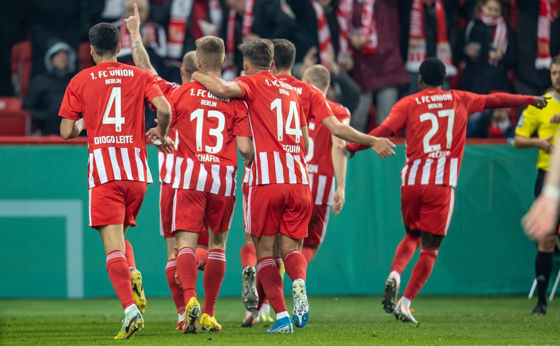 Spieler von Union Berlin jubeln nach 1:0 Treffer durch Puchacz. - Nutzung nur nach schriftlicher Vereinbarung mit der dpa