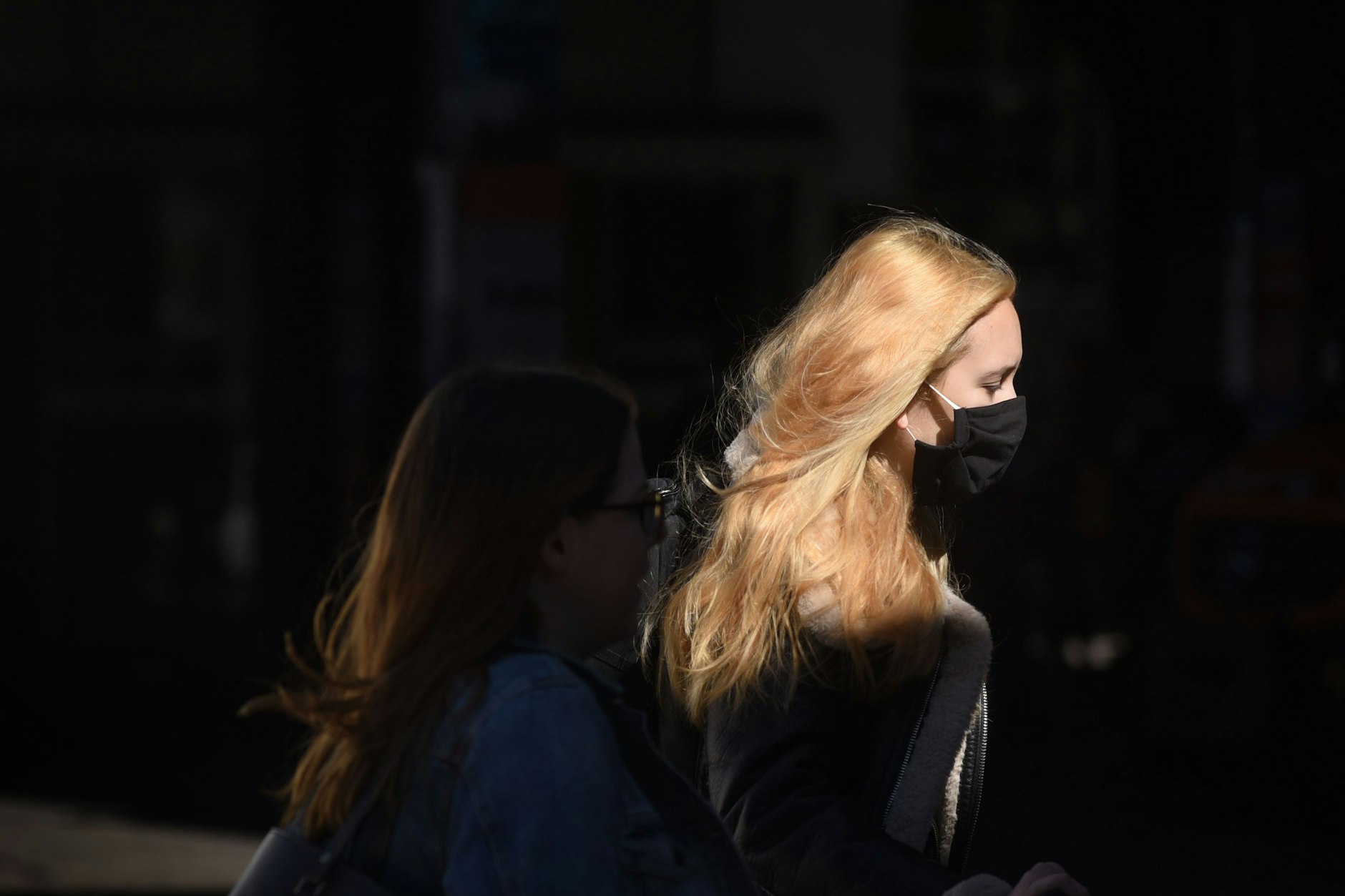 Eine Passantin trägt eine Schutzmaske während der Corona-Pandemie im Jahr 2020.