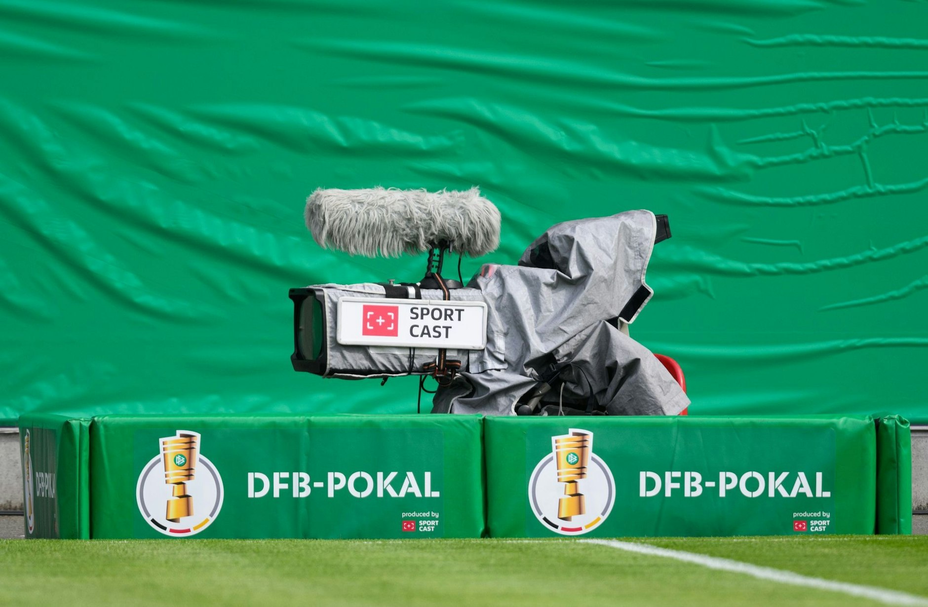 ARCHIV - Drei Achtelfinal-Spiele werden live im Free-TV zu sehen sein.  