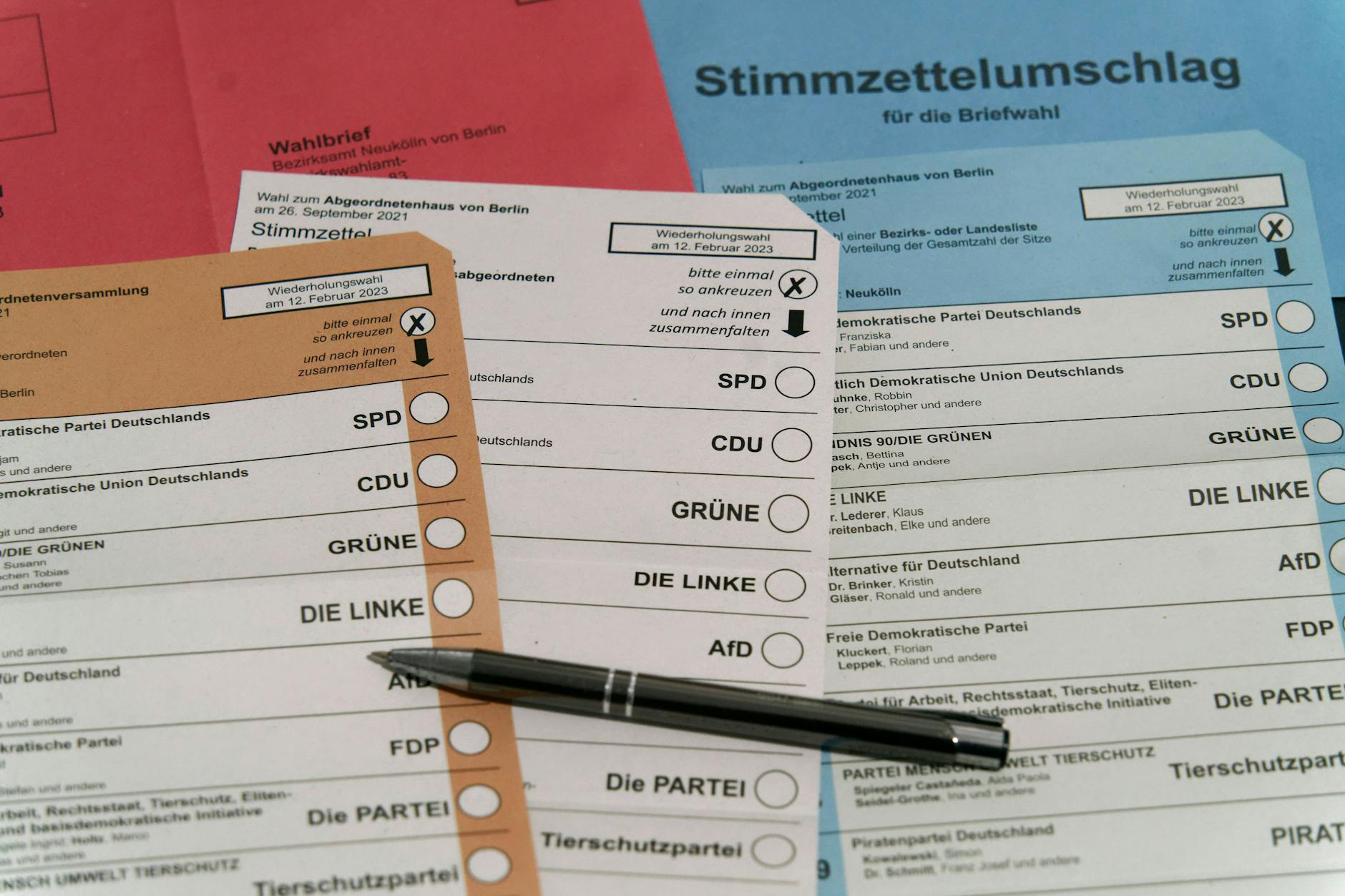 Wahlschein und Stimmzettelumschlag für die Wiederholungswahl am 12.02.2023 zum Abgeordnetenhaus von Berlin
