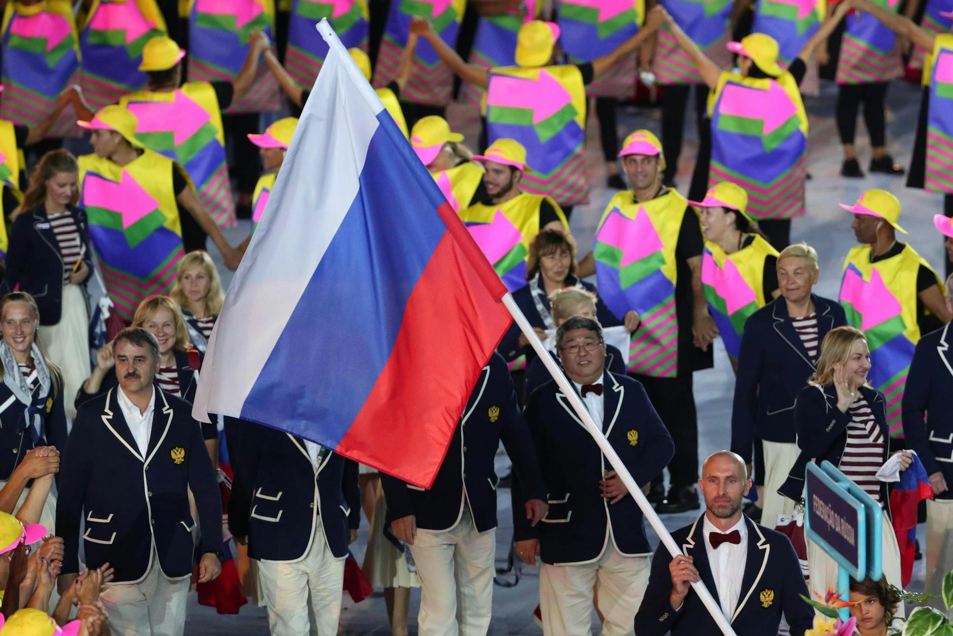 Der russische Fahnenträger Sergei Tetyukhin führt die Mannschaft während der Eröffnungsfeier der Olympischen Sommerspiele in Rio, 2016.