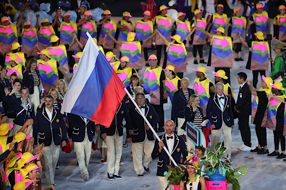 Der russische Fahnenträger Sergei Tetyukhin führt die Mannschaft während der Eröffnungsfeier der Olympischen Sommerspiele in Rio, 2016.