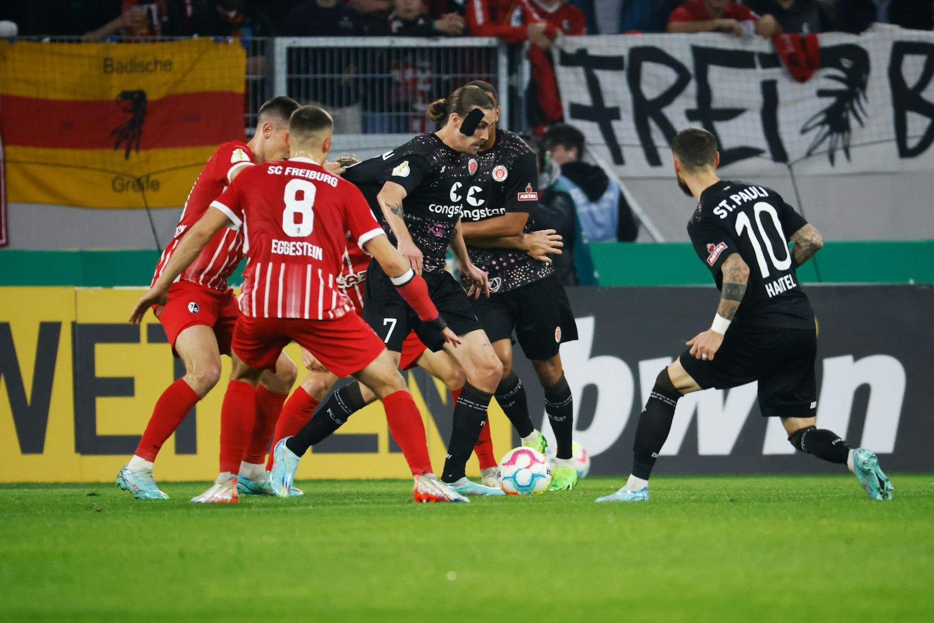 Freiburg konnte sich zwei Minuten vor Abpfiff doch noch gegen St. Pauli durchsetzen. - Nutzung nur nach schriftlicher Vereinbarung mit der dpa