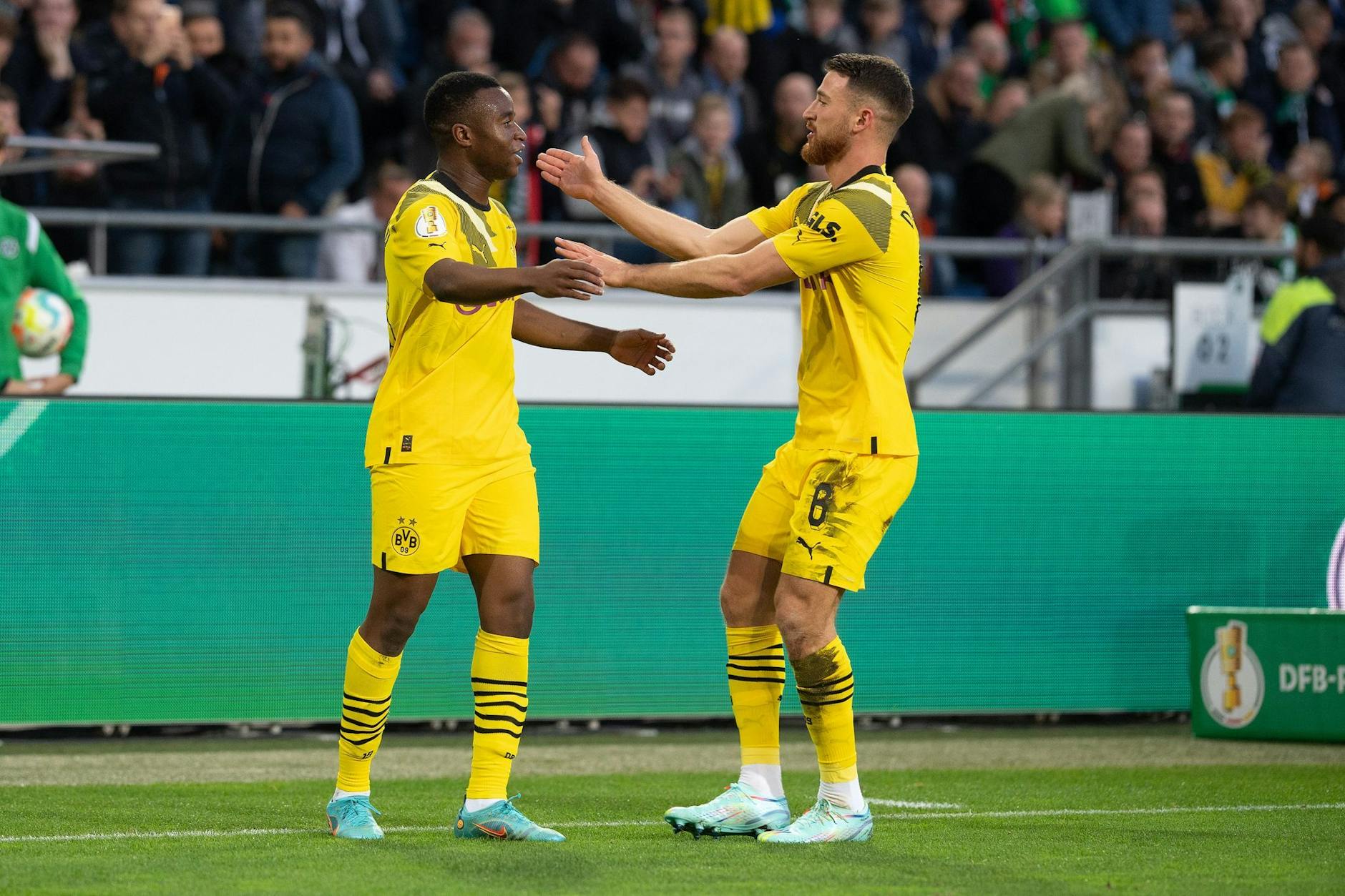 Dortmunds Youssoufa Moukoko (l) jubelt mit Dortmunds Mahmoud Dahoud nach seinem Tor zur Führung. - Nutzung nur nach schriftlicher Vereinbarung mit der dpa