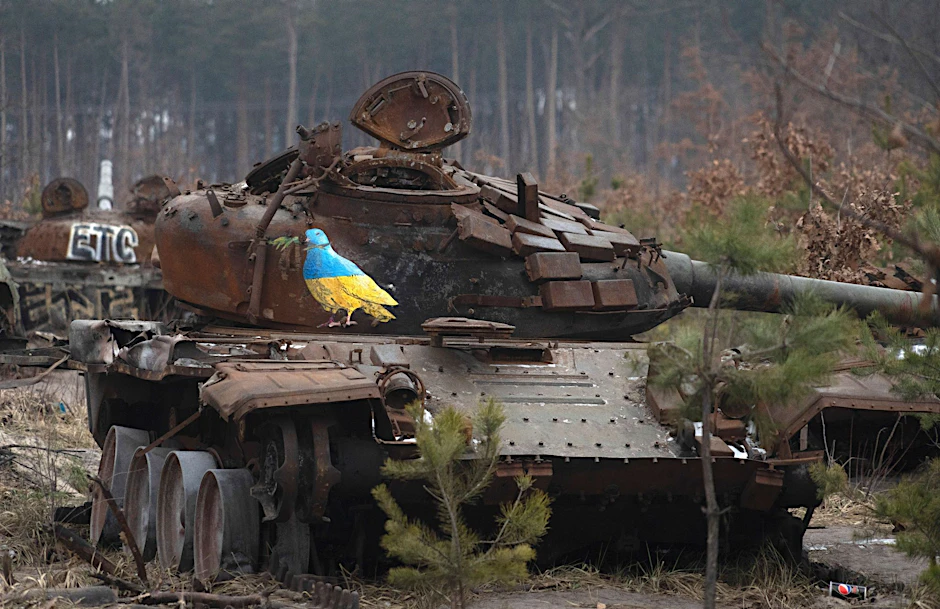 Kunst auf dem Schlachtfeld: Der Straßenkünstlers TvBoy hat auf einen Panzer eine Taube mit Olivenzweig gemalt.&nbsp;