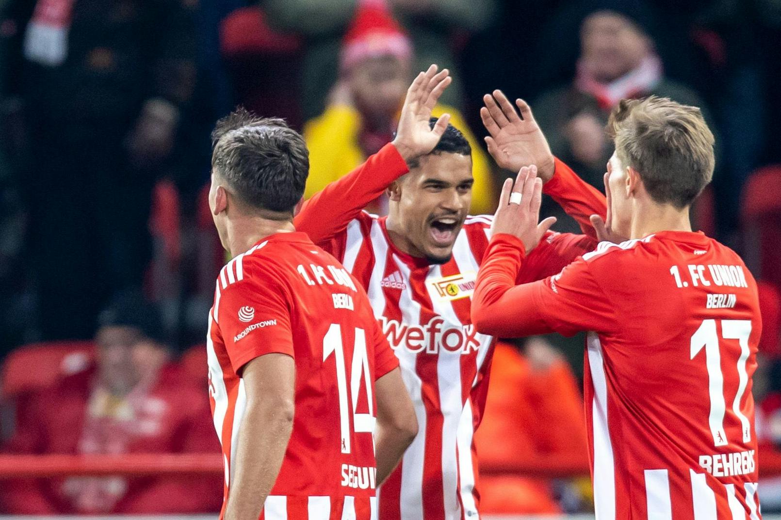 Unions Kevin Behrens (rechts) jubelt mit dem Team über sein Tor zum 2:1.