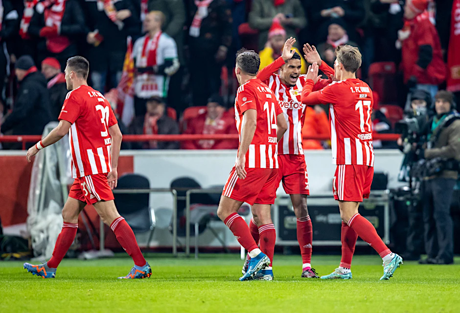 Unions Kevin Behrens (rechts) jubelt mit dem Team über sein Tor zum 2:1.