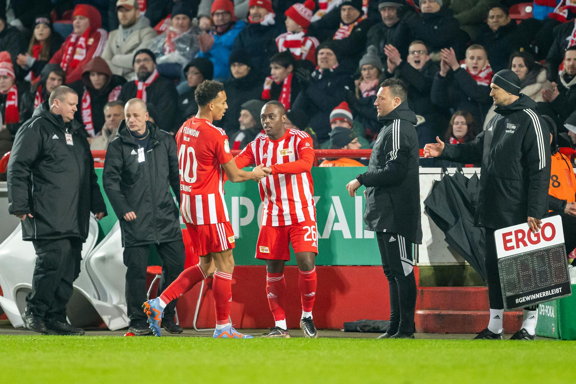 Taktischer Wechsel nach Gelb-Rot: Jamie Leweling (l.) musste wenige Minuten nach seiner Einwechslung wieder vom Platz.