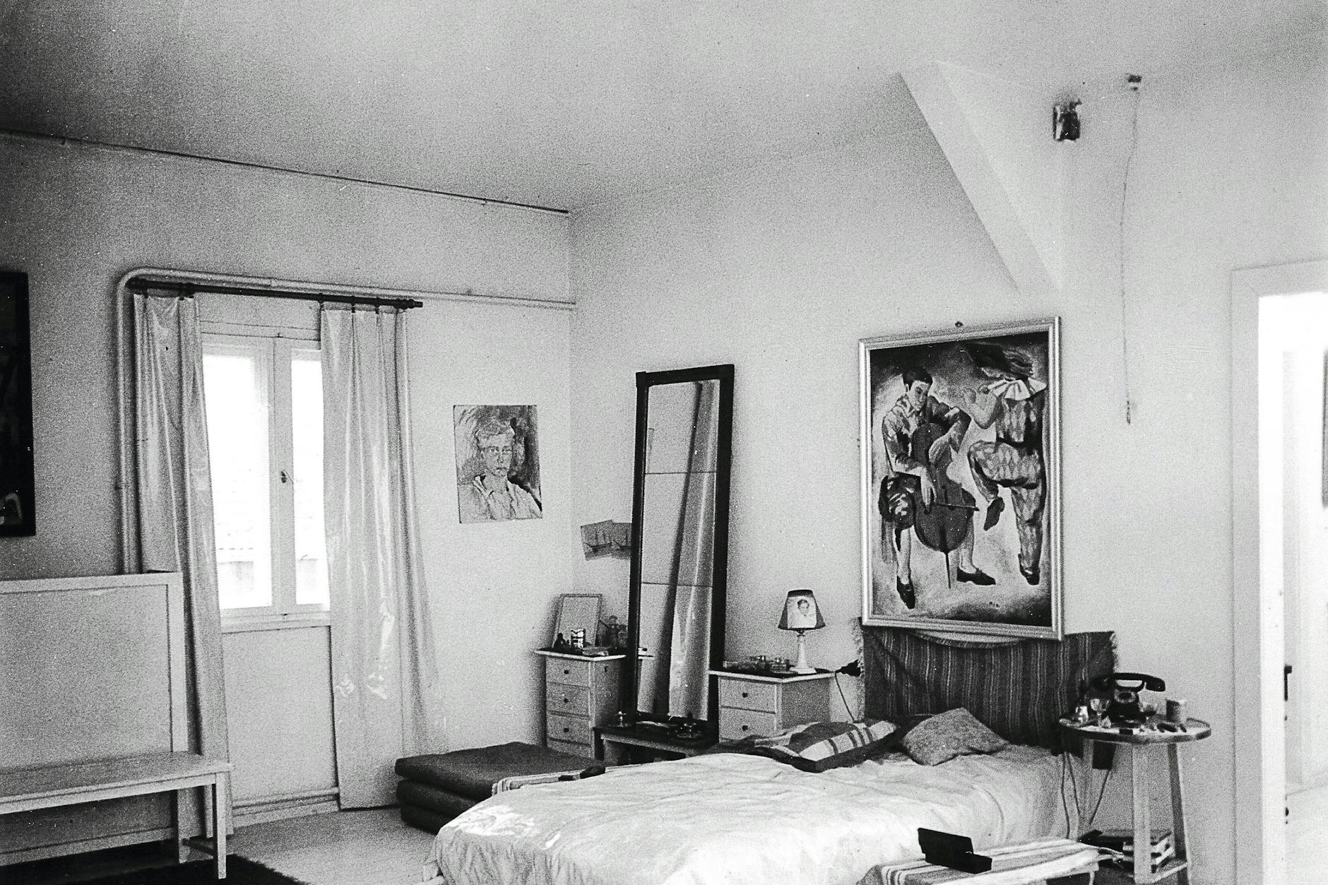 Echte Berliner Avantgarde: Ruths Atelierwohnung mit Oberlichtern, Lackvorhängen, Kunst. Kein Biedermeier-Ballast, dafür ein Telefon auf dem Nachttisch. So lebte das It-Girl 1932, während sich unten die SA formierte.