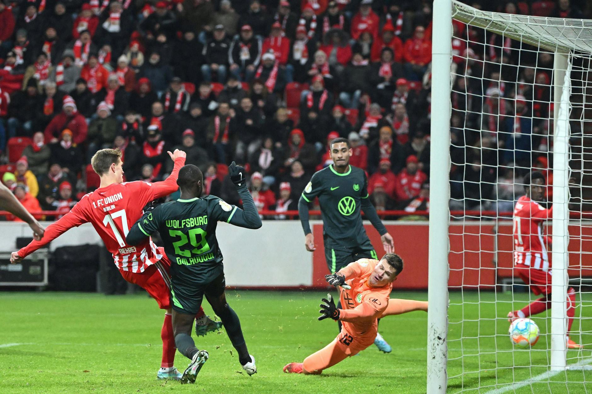 Die entscheidende Szene des Spiels: Kevin Behrens (l.) erzielt den Siegtreffer gegen Wolfsburg.