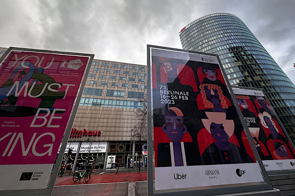 Eine Werbetafel weist auf die 73. Berlinale hin, die vom 16. bis 26. Februar 2023 in Berlin stattfindet.  