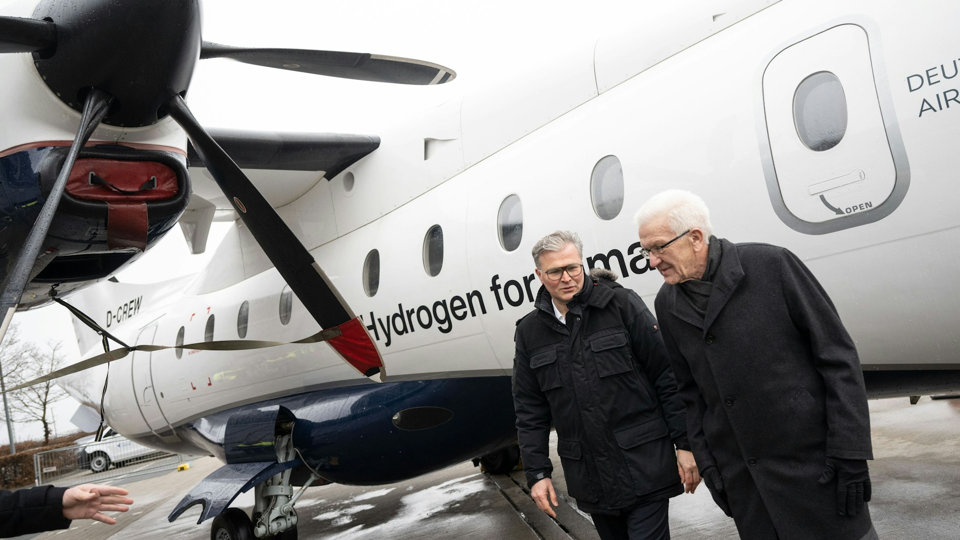 Der zweite Schritt: Josef Kallo (l.), Chef der Stuttgarter Firma H2Fly, zeigt Baden-Württembergs Ministerpräsidenten Winfried Kretschmann (Grüne) eine Turboprop-Dornier: So ein Flugzeug will er auf Brennstoffzellen-Antrieb umstellen. Das fände Kretschmann gut, wenn sein Land technologisch und ökologisch vorne steht.