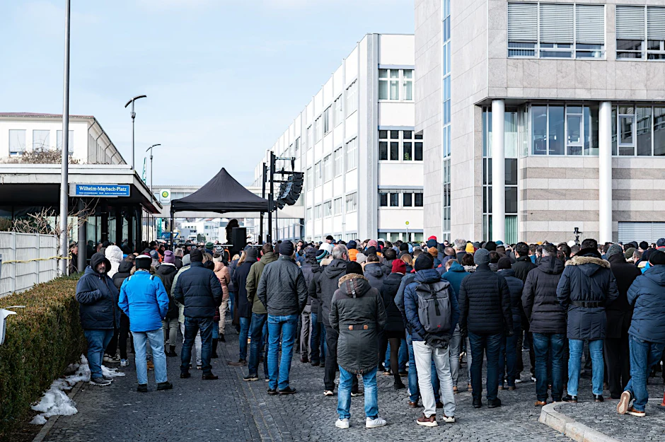 Beschäftigte bei einer Betriebsversammlung der Rolls-Royce Power Systems AG in Friedshafen auf dem Werksgelände.  
