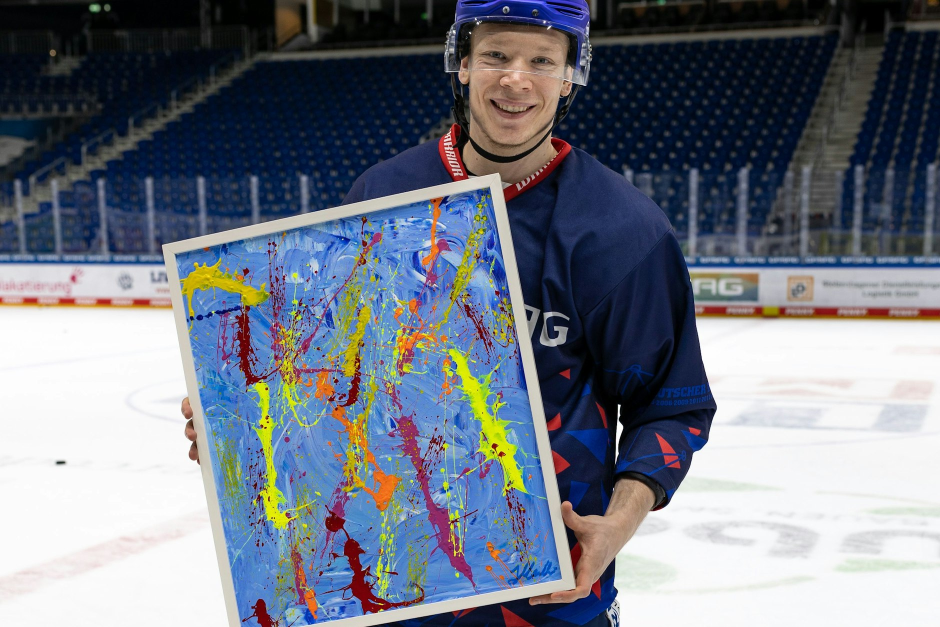 Dass Jonas Müller mit der Kelle besonderes Talent hat, weiß man. Dass er auch mit dem Pinsel kann, zeigt der Eisbären-Verteidiger hier.