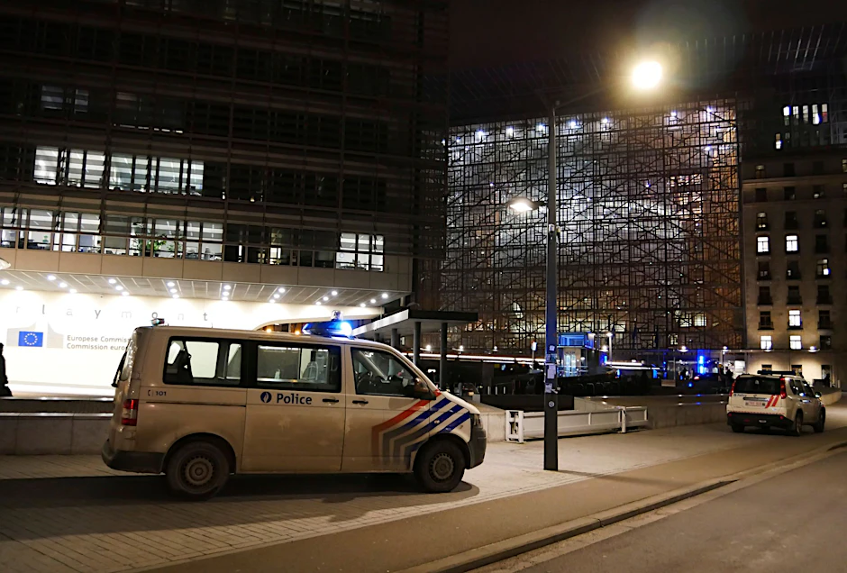 Mehrere Polizeiautos in der Nähe der Metrostation Schuman vor dem EU-Hauptquartier.  