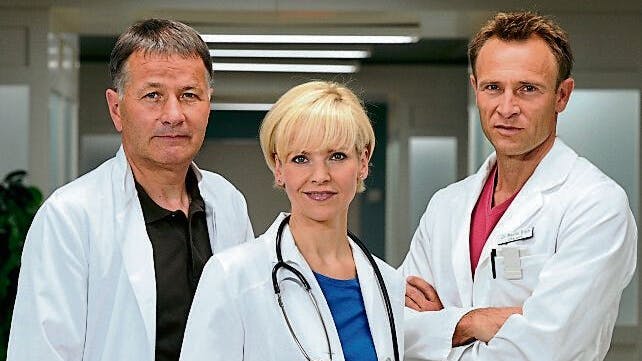Thomas Tühmann als Dr. Heilmann in der Serie „In aller Freundschaft“ – hier mit seinen Schauspielerkollegen Andrea Kathrin Loewig und Bernhard Bettermann 