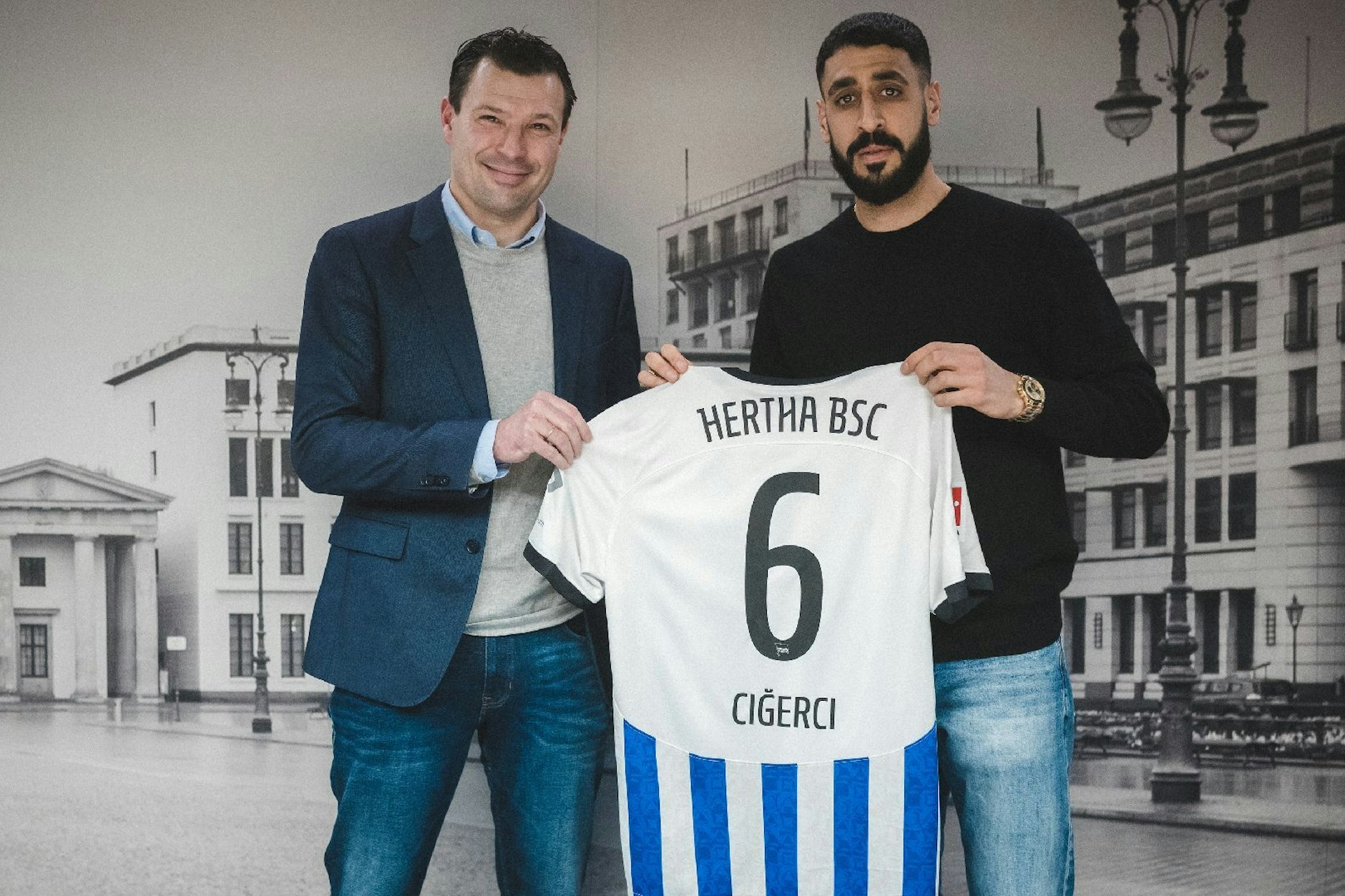 Tolga Cigerci (30) zeigt gemeinsam mit Sportdirektor Benjamin Weber sein neues Trikot mit der Nummer 6.