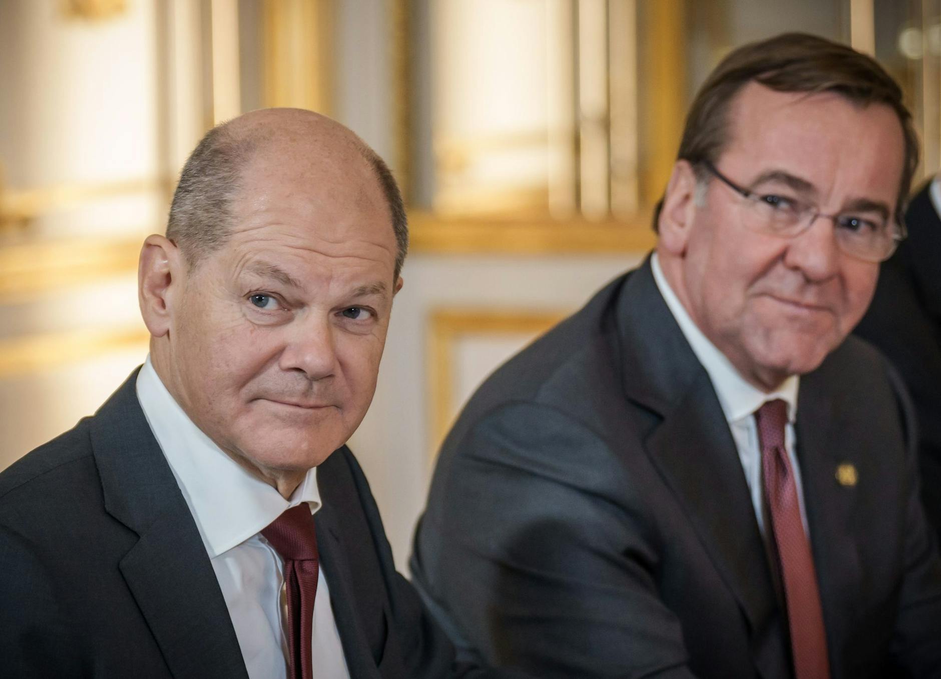 In Sachen Kampfjets für die Ukraine einer Meinung: Bundeskanzler Olaf Scholz (l) und sein neuer Verteidigungsminister Boris Pistorius.