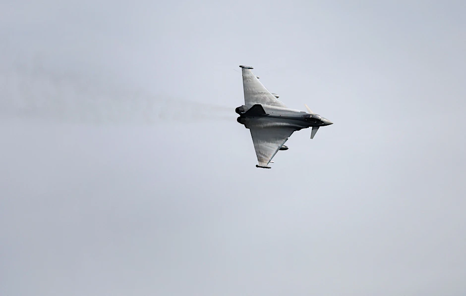 Ein Eurofighter der Deutschen Luftwaffe. Das Flugzeug gehört zur Alarmrotte der Bundeswehr.