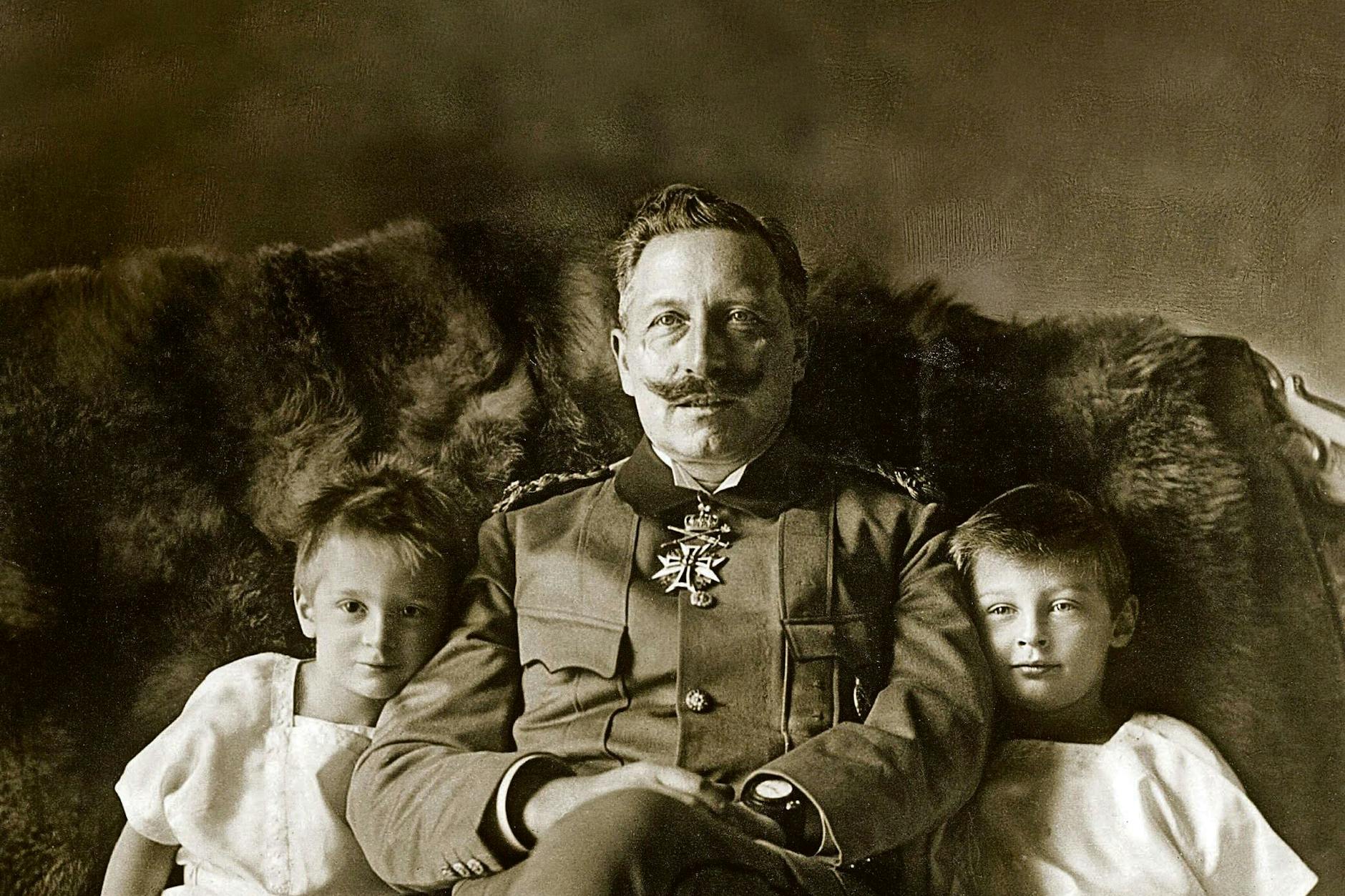 Wilhelm II. mit seinen beiden ältesten Enkeln.