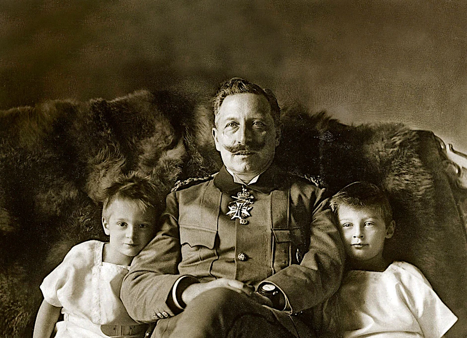Wilhelm II. mit seinen beiden ältesten Enkeln.
