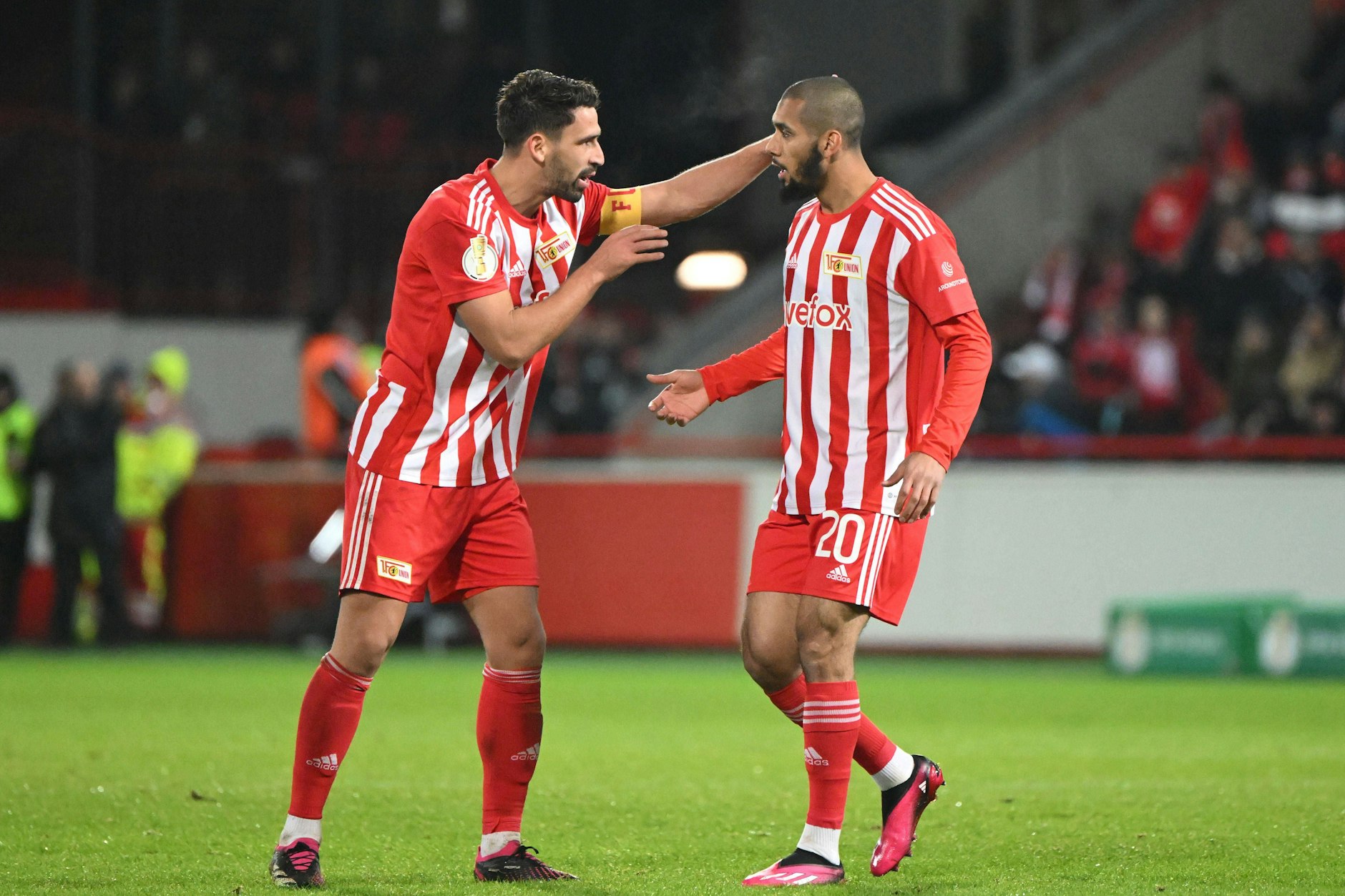 Rani Khedira (l.) nimmt hier Neuzugang Aissa Laidouni zur Seite. Der Tunesier überzeugte bei seinem Debüt gegen den VfL Wolfsburg.