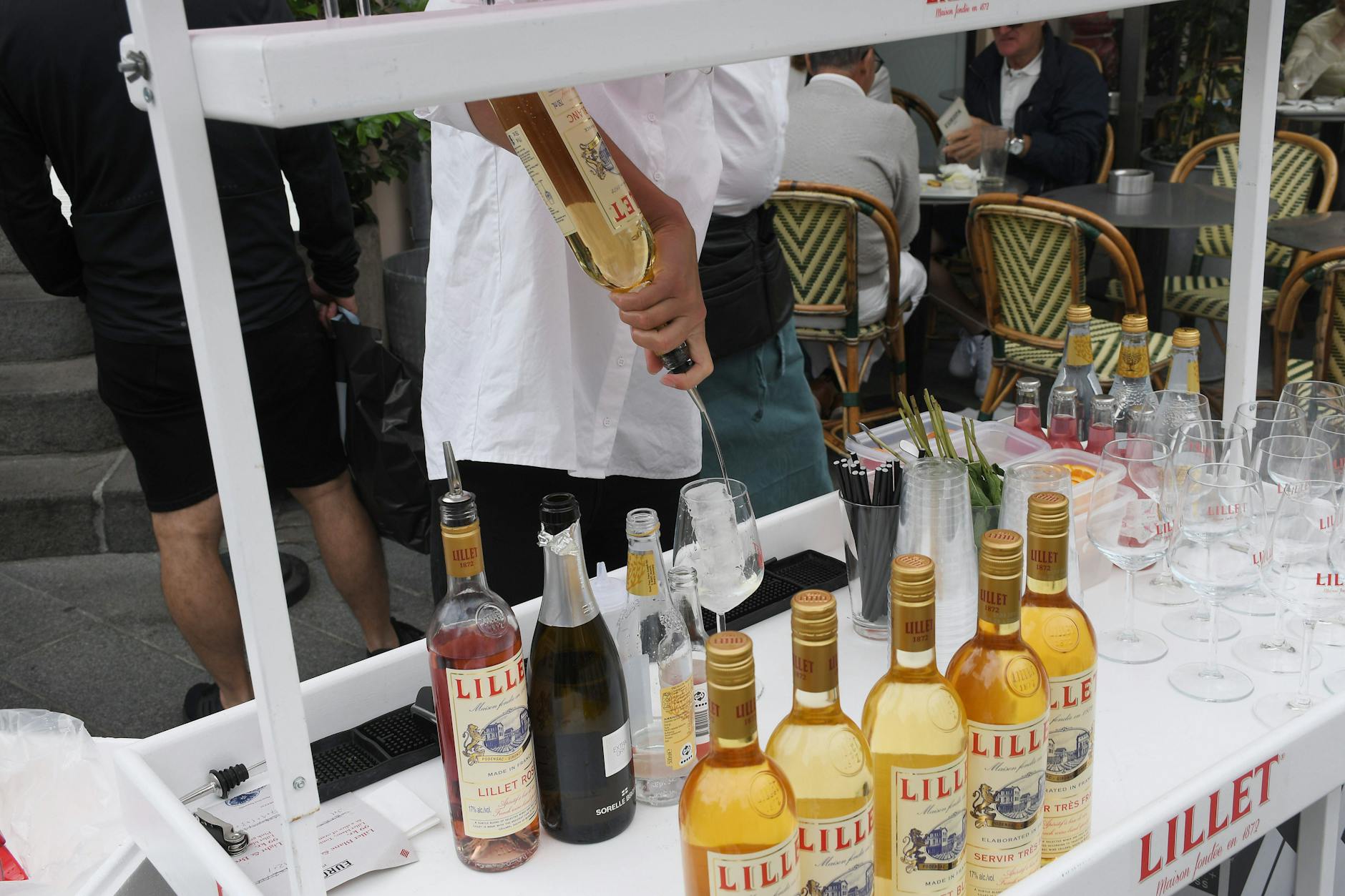 Ein Barkeeper macht einen Drink mit der Spirituose Lillet.