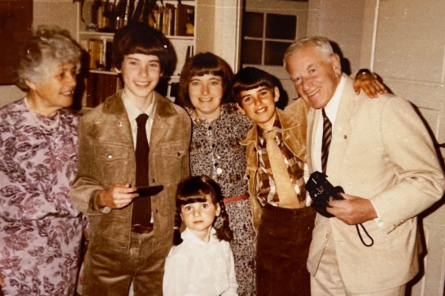 Ost-Berlin in den 1980ern: Inge und Mitja Rapoport mit ihren Enkeln Daniel (neben Inge), Esther, Tobias und ihrer Schwiegertochter Iris.