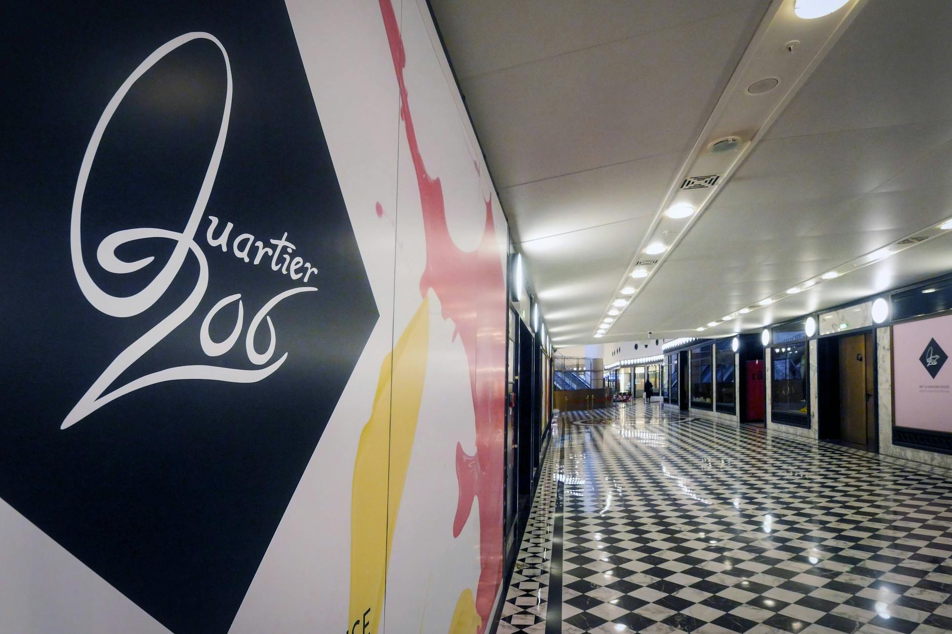 Das Quartier 206 an der Friedrichstraße: Keine Besucher, die Geschäfte sind seit Jahren zu.