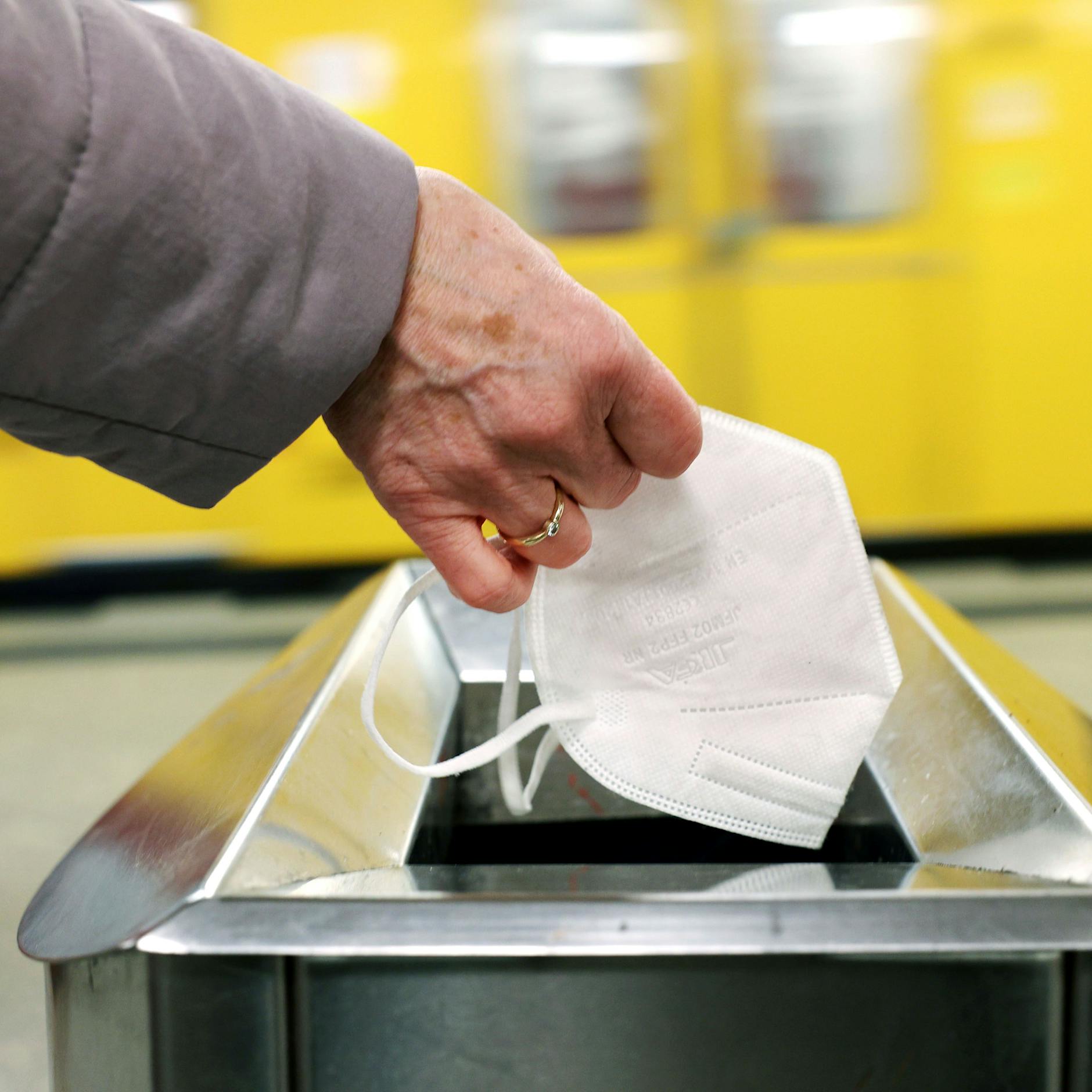 Maskenpflicht fällt nach 1011 Tagen: BVG kassierte von Berliner Maskenverweigerern mehr als 1,5 Millionen Euro