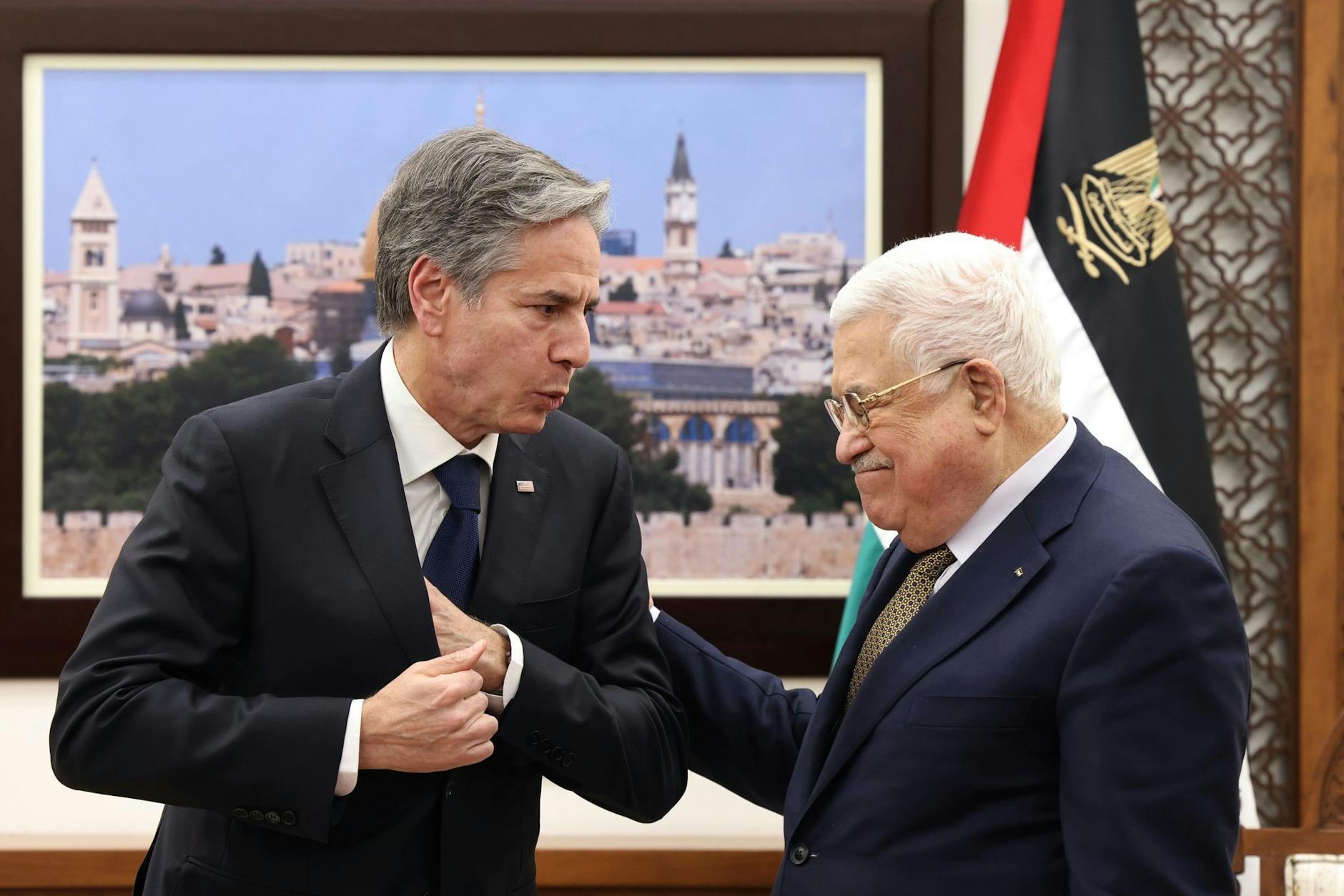US-Außenminister Antony Blinken (l.) im Gespräch mit Palästinenserpräsident Mahmud Abbas.