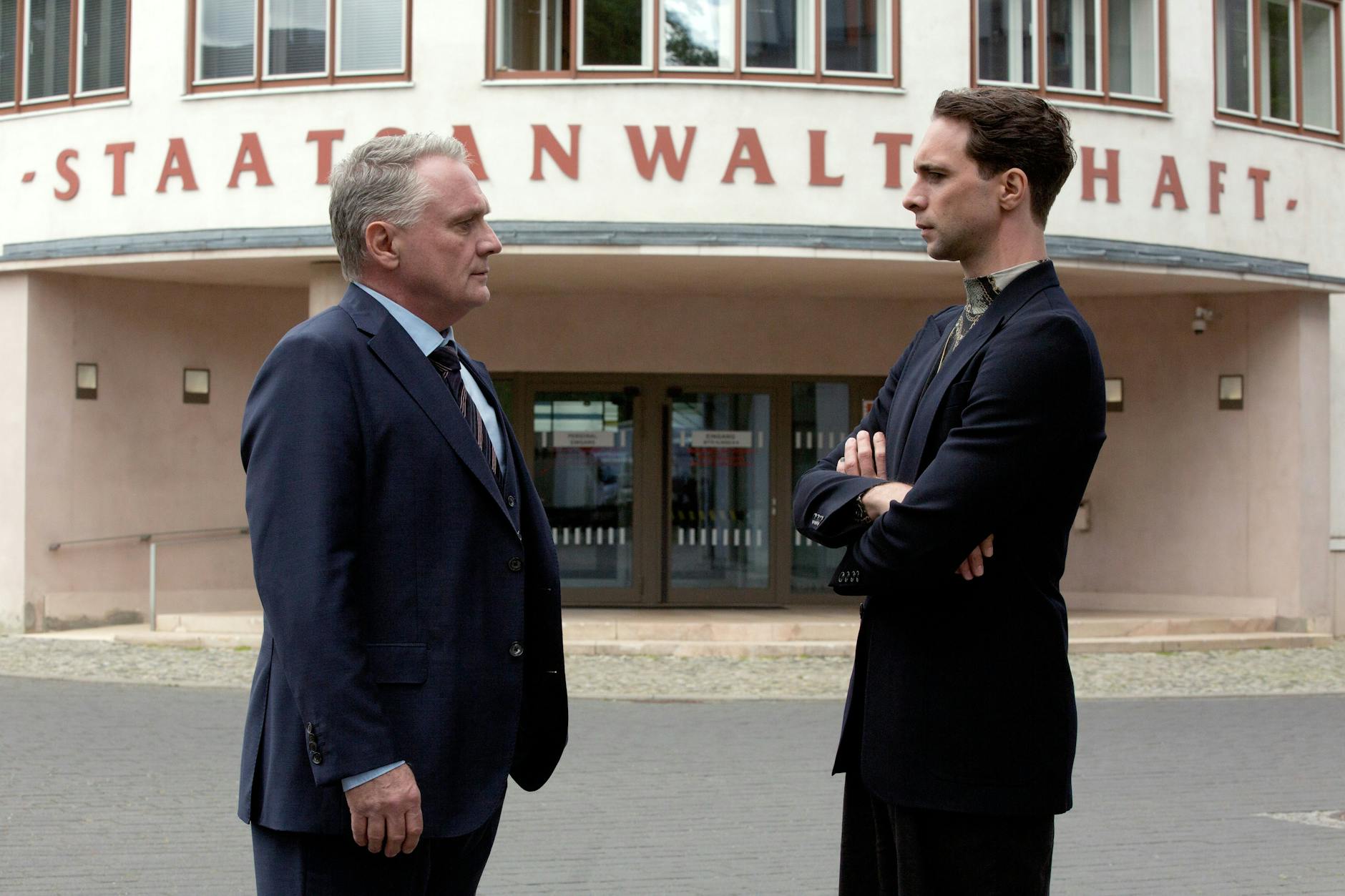Kriminalhauptkommissar Vincent Ross (André Kaczmarczyk, r.) befragt den Insolvenzverwalter Udo Schick (Bernhard Schir, l.), dessen Mandant unter ungeklärten Umständen zu Tode gekommen ist.