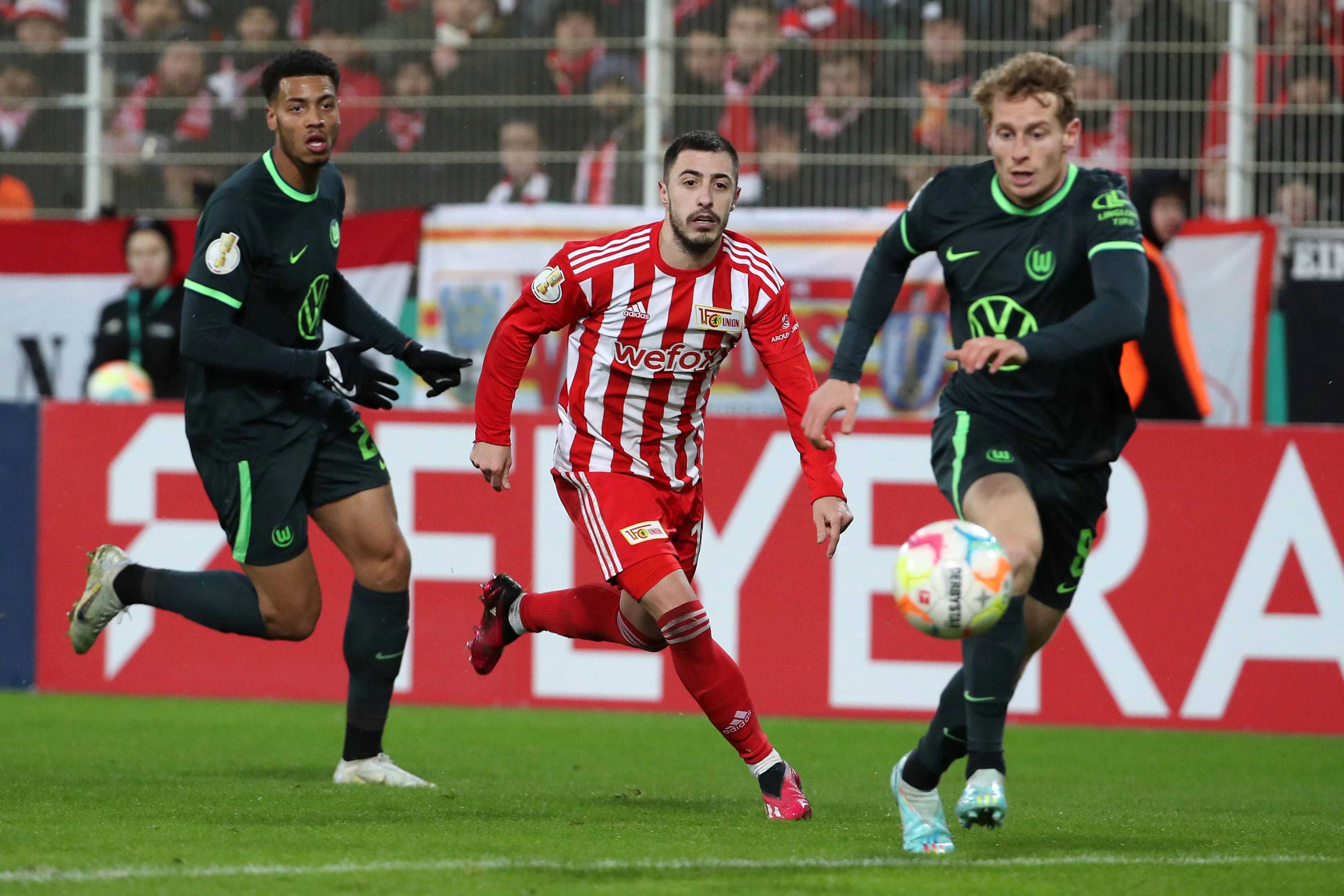 Josip Juranovic (Mitte) nimmt es gern auch mal mit zwei Gegenspielern gleichzeitig auf.