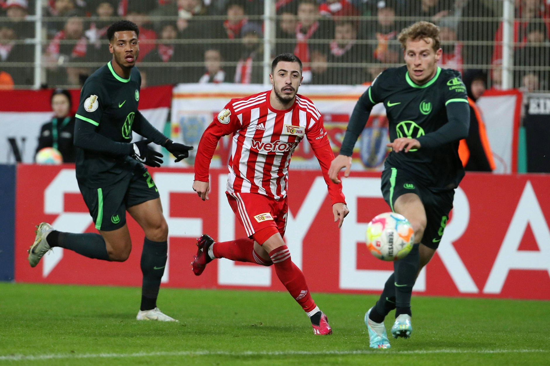 Josip Juranovic (Mitte) nimmt es gern auch mal mit zwei Gegenspielern gleichzeitig auf.