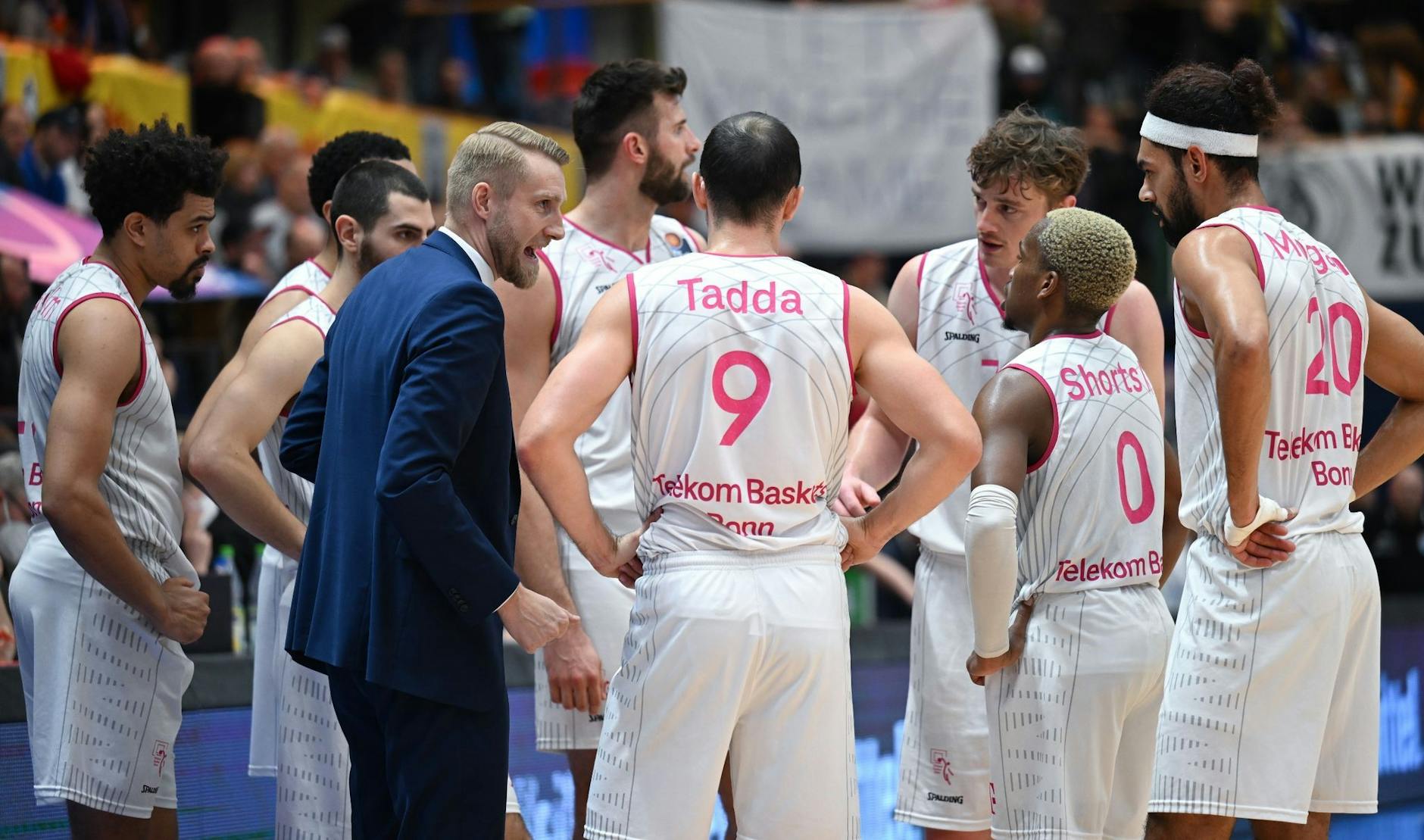 ARCHIV - Bonns Trainer Tuomas Iisalo (3.v.l.) gibt seinem Team taktische Hinweise.