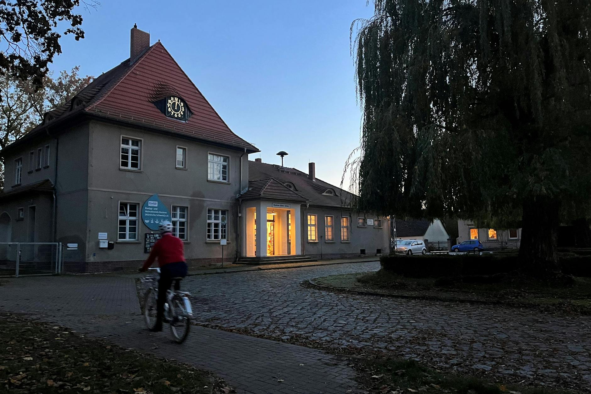 Eine Stationsidylle, wie es sie sonst kaum noch gibt. Der Bahnhof Buckow (Märkische Schweiz) ist Sitz des Vereins. In dem Kopfbahnhof am Rand des Kneippkurorts östlich von Berlin gibt es auch ein Kleinbahnmuseum.