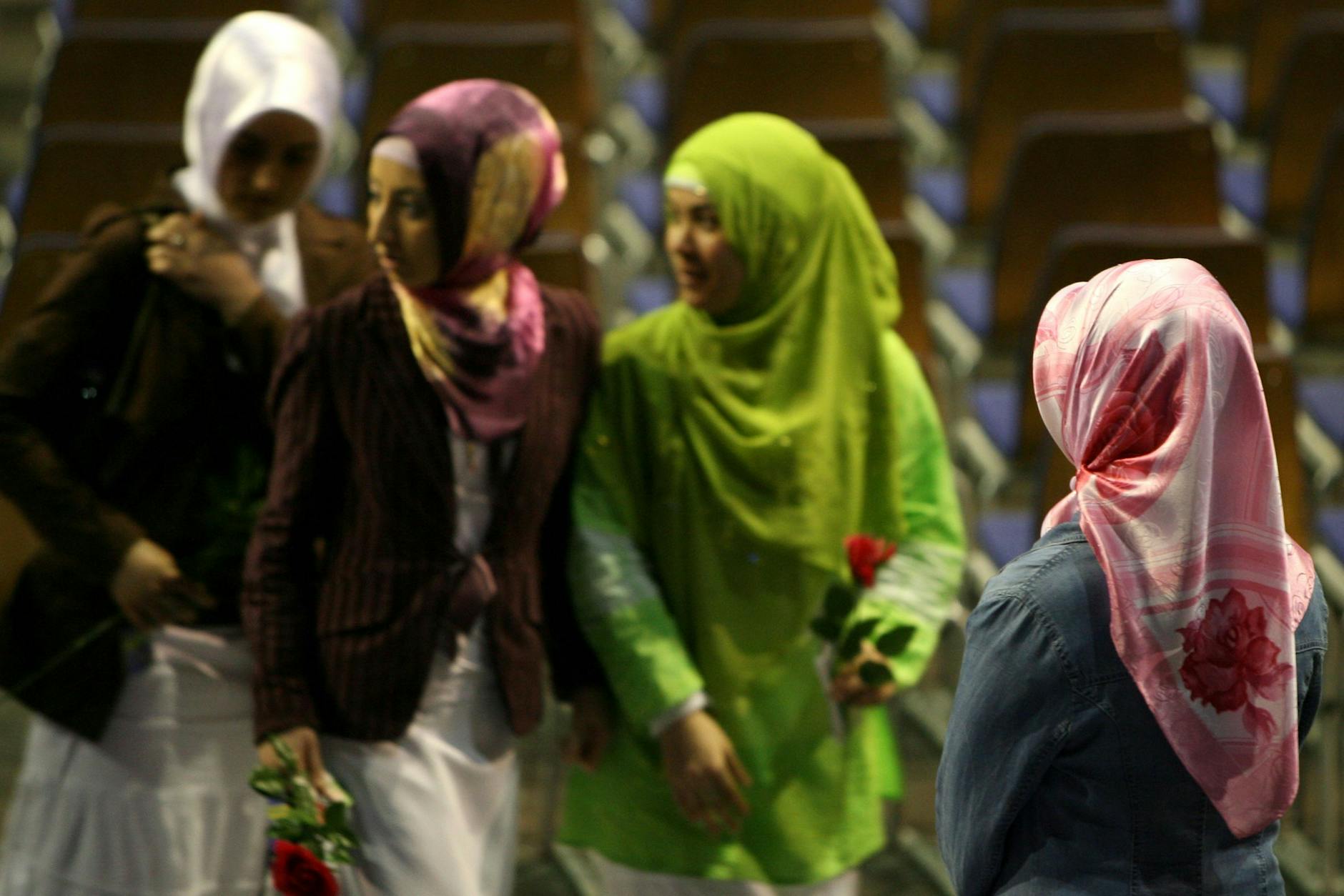 Frauen, die Kopftücher tragen. 