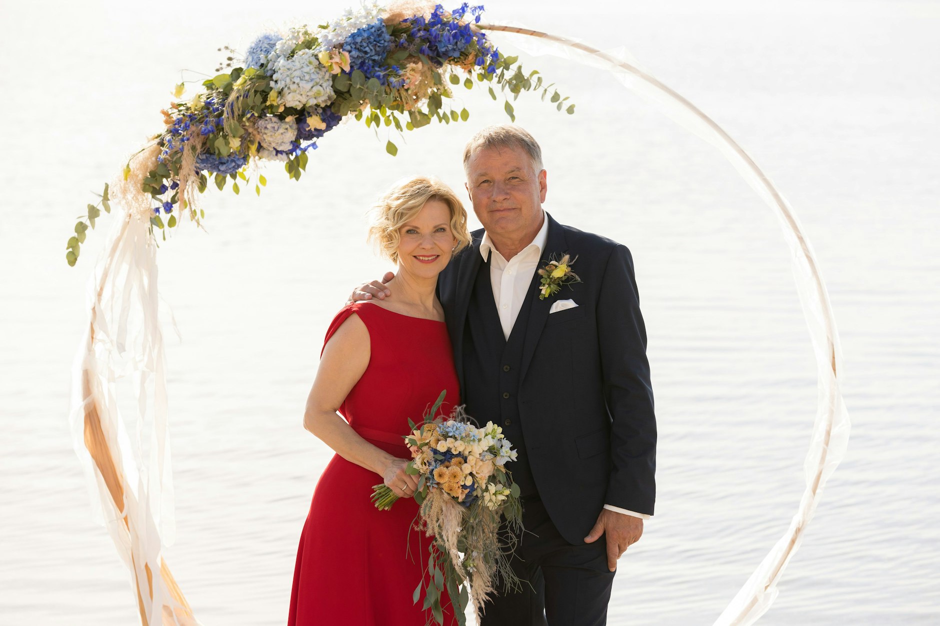 Andrea Kathrin Loewig als Dr. Globisch und Thomas Rühmann als Dr. Heilmann geben sich „In aller Freundschaft“ das Ja-Wort.