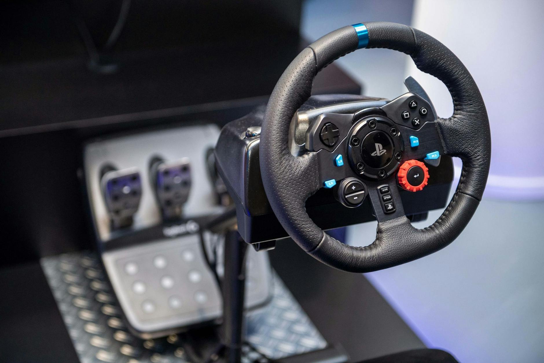 ARCHIV - In der Simracing-Turnierserie ESL R1 starten Teams wie G2 Esports, Mouz, Mercedes und BMW.