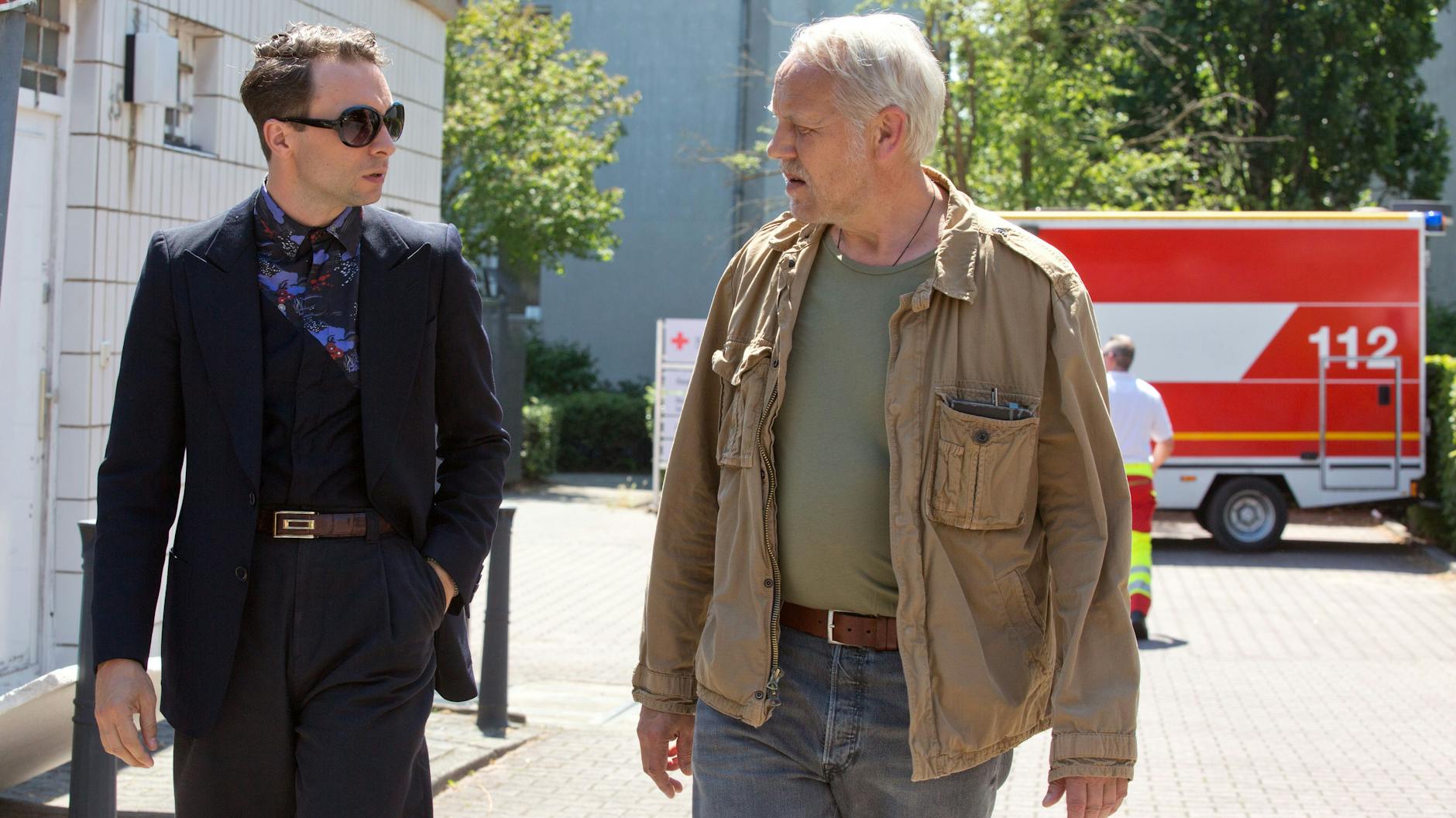 Immer stylisch am Tatort: Kriminalhauptkommissar Vincent Ross (André Kaczmarczyk, l.) bekommt von Kriminalkommissar Karl Rogov (Frank Leo Schröder, r.), einem Kollegen der örtlichen Dienststelle, Unterstützung bei den Ermittlungen zum Mord an einem polnischen Pilgerer.
