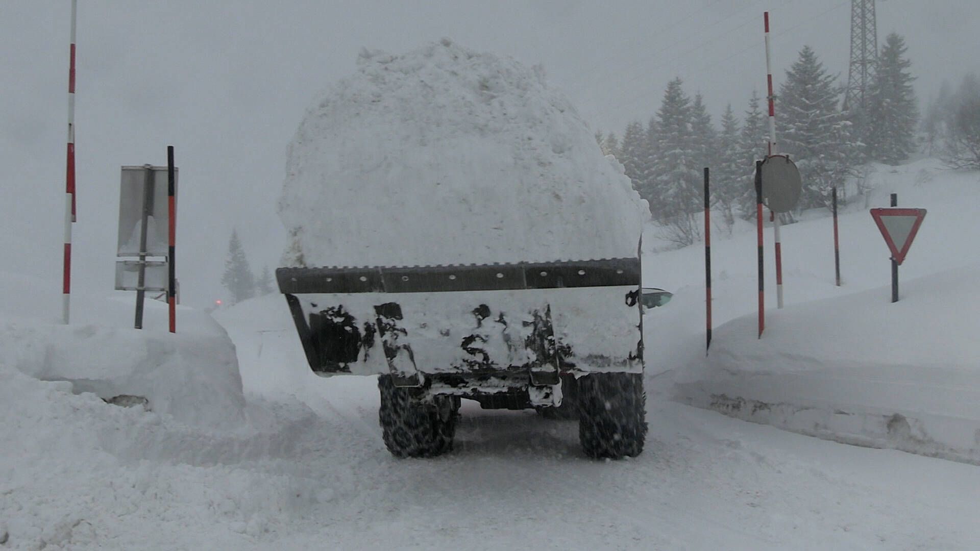 Image - Wetter-Wahnsinn: Schnee-Chaos im Süden könnte ganze Orte von der Außenwelt abschneiden – im Norden drohen Sturmfluten