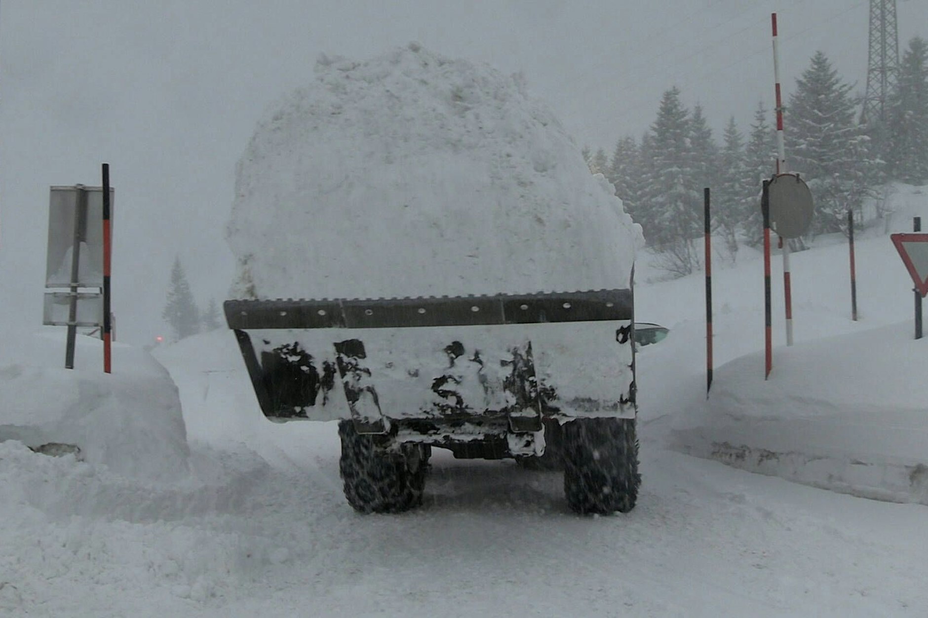 In hohen Lagen könnten Schneemassen dafür sorgen, dass Orte von der Außenwelt abgeschnitten sind.