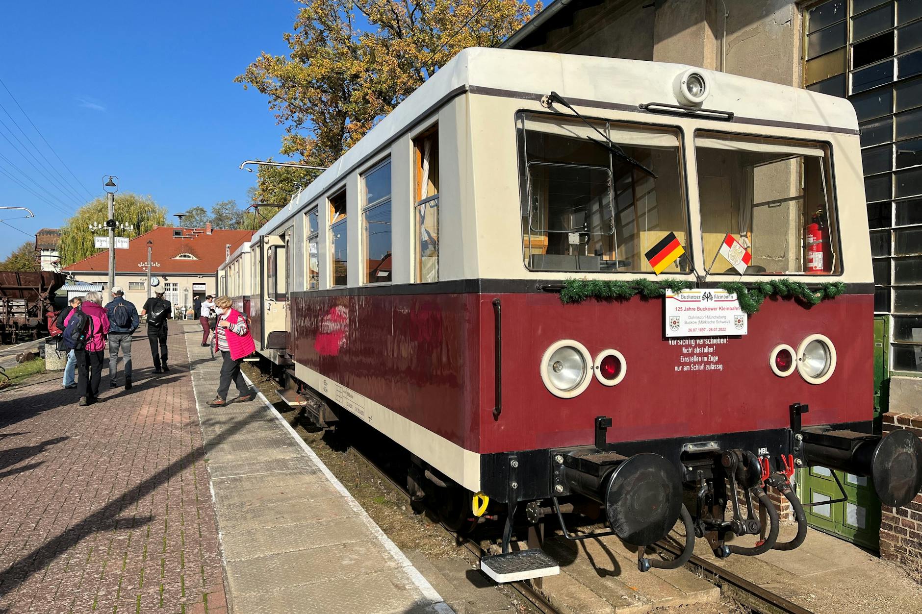 Einsteigen, bitte! Im Oktober 2022 konnte die Buckower Museumsbahn noch fahren. Ein elektrischer Zug, zu DDR-Zeiten in Schöneweide gebaut, steht startklar im Bahnhof Buckow.