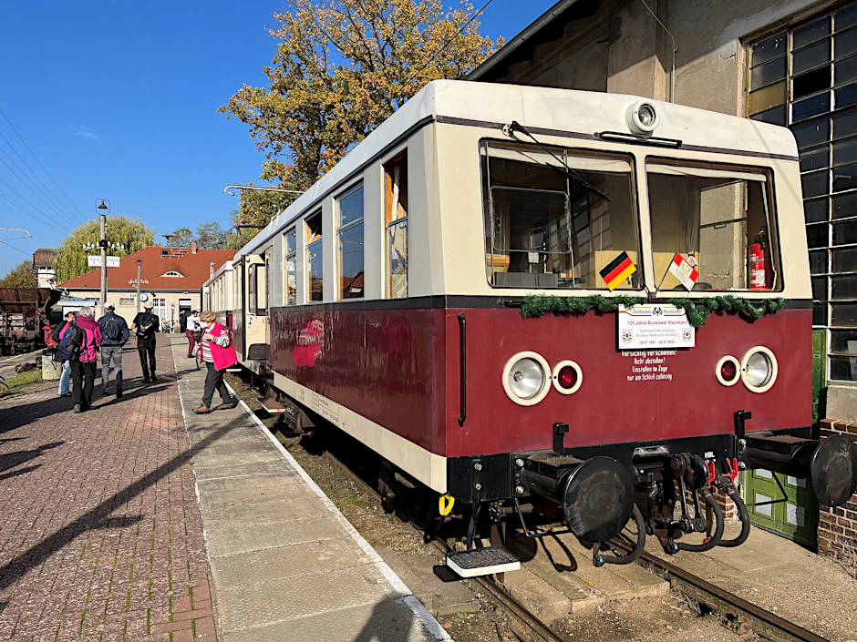Einsteigen, bitte! Im Oktober 2022 konnte die Buckower Museumsbahn noch fahren. Ein elektrischer Zug, zu DDR-Zeiten in Schöneweide gebaut, steht startklar im Bahnhof Buckow.